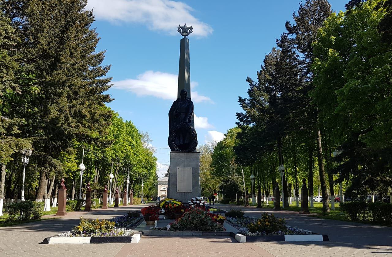 Цветы у памятника погибшим героям в центральном сквере. Губкин. 9 мая 2022