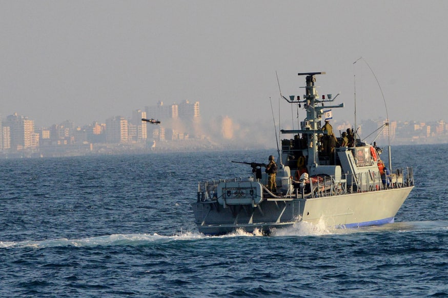Израильский военный катер в море у сектора Газа