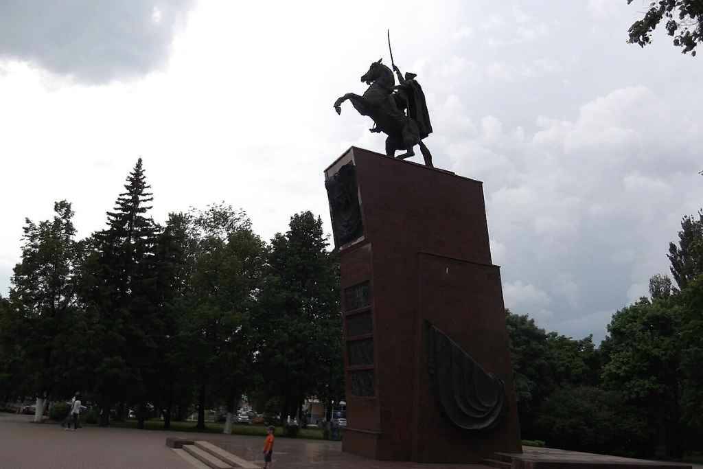 Памятник Чапаеву в Чебоксарах