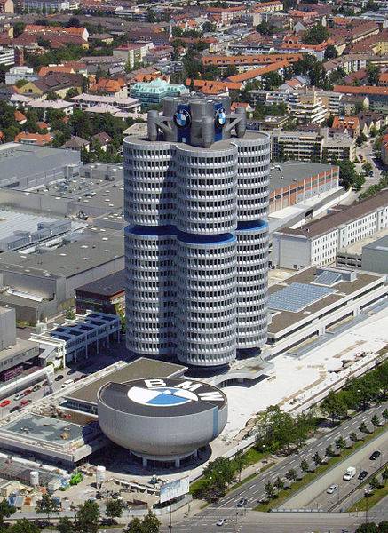 Штаб-квартира BMW и здание музея BMW в Мюнхене, Германия.