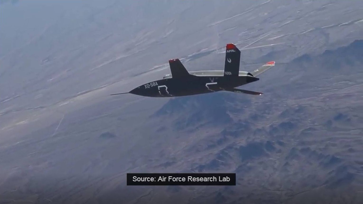 Кадр видео с сайта AirForceTimes. Ударный дрон XQ-58A Valkyrie во время летных испытаний на Yuma Proving Grounds, Arizona
