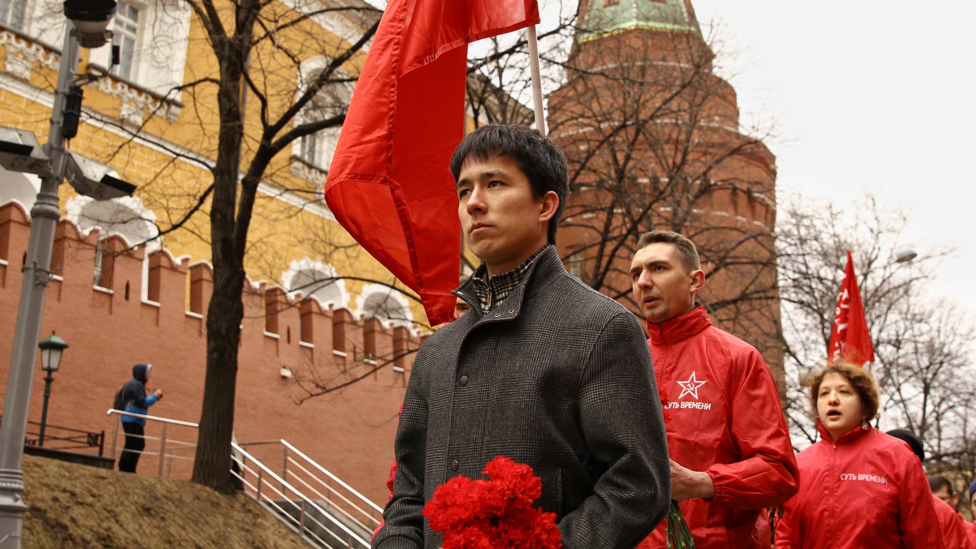 Члены движения «Суть времени» возлагают цветы к мавзолею Ленина