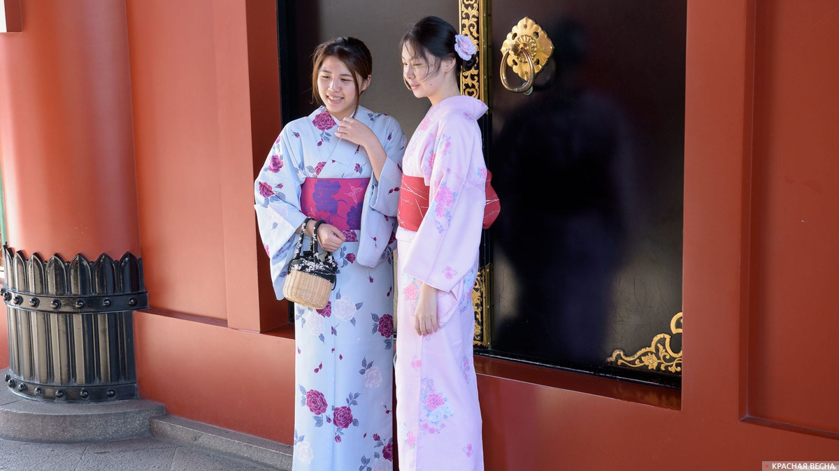 Молодые японки в кимоно, Токио, Япония