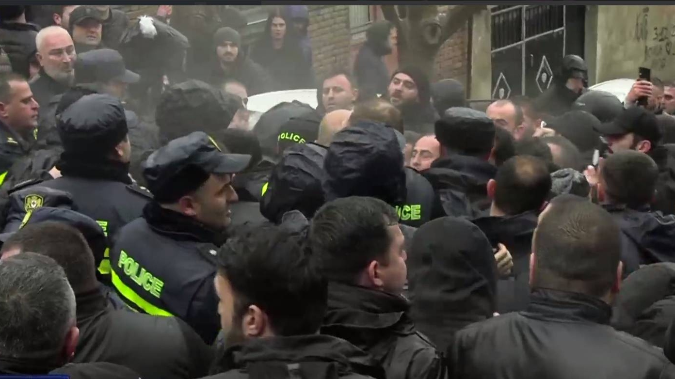 Протестущие пытаются прорваться к дому активистки Наты Перадзе в Тбилиси