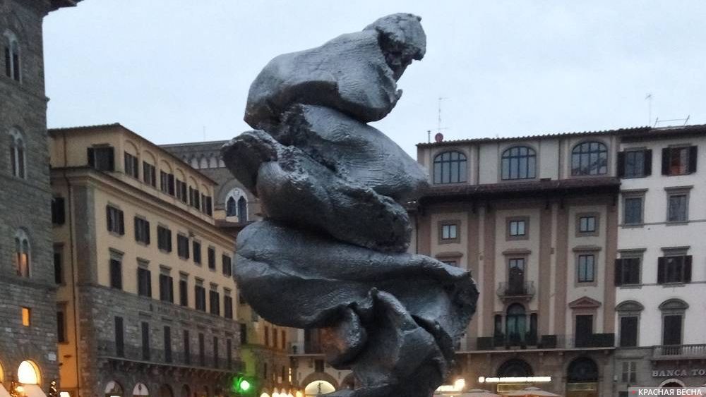 Постмодернистская скульптура на главной площади Флоренции