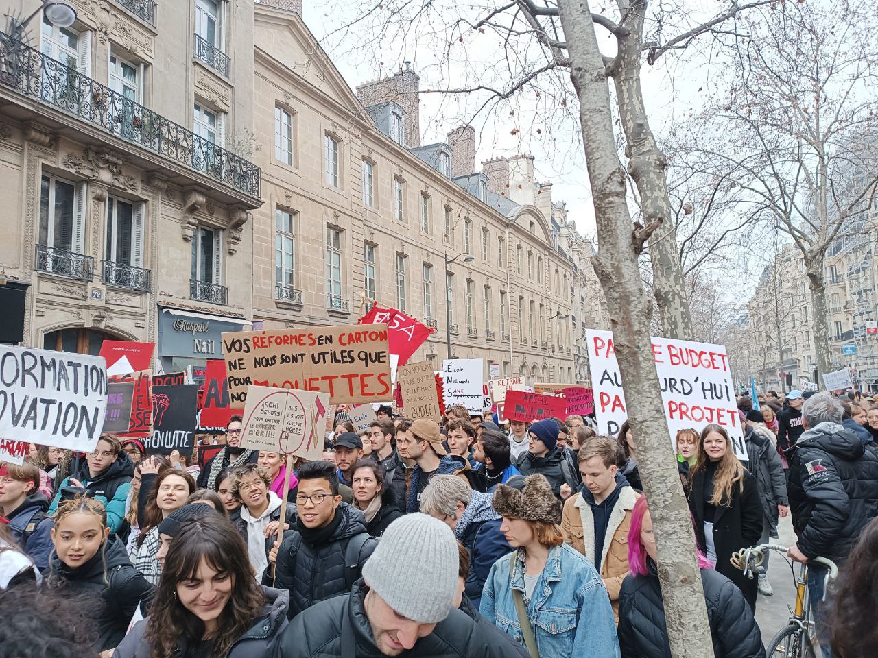 Колонна архитекторов на марше. Фемида. Протест 7 марта 2023 в Париже