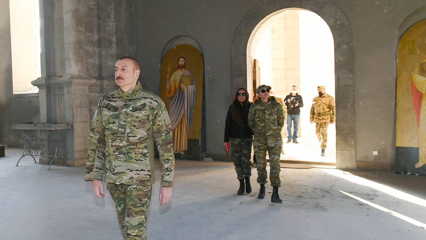 Президент Азербайджана Ильхам Алиев в Соборе Святого Христа Всеспасителя в Шуши