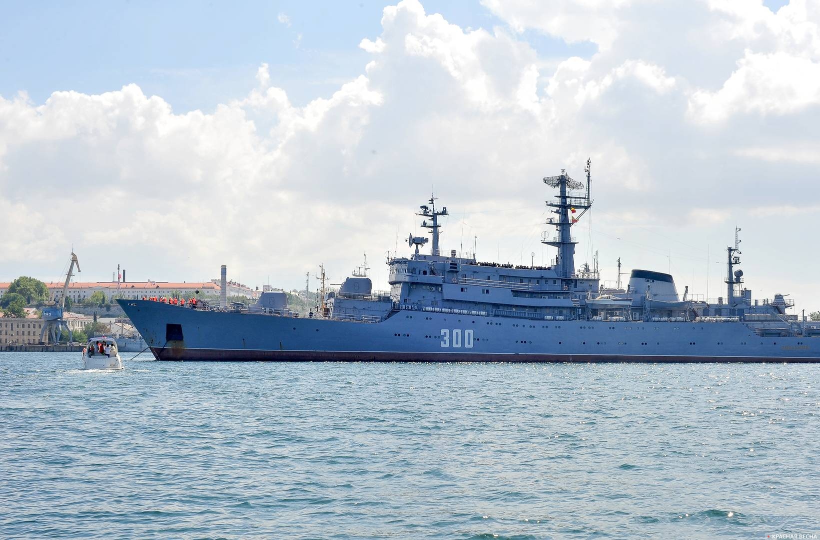 Военный корабль Черноморского флота в Севастопольской бухте
