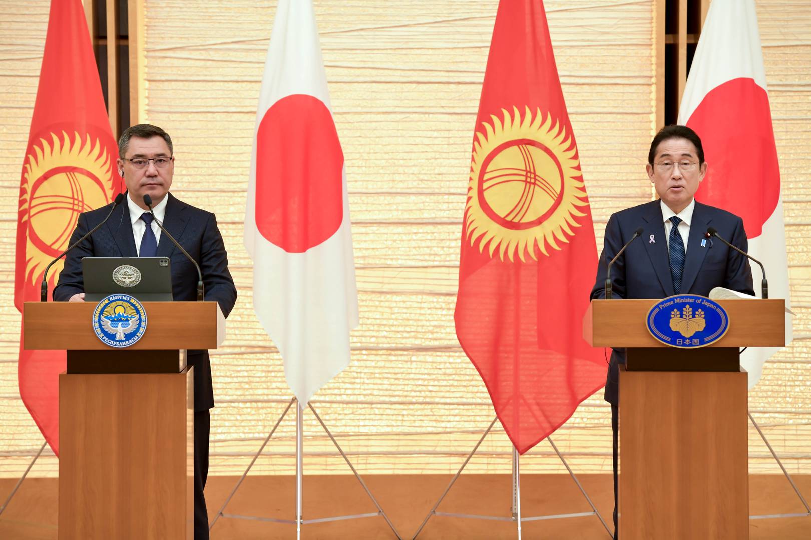 Совместное заявление для СМИ президента Киргизии Садыра Жапарова и главы правительства Японии Фумио Кисида.
