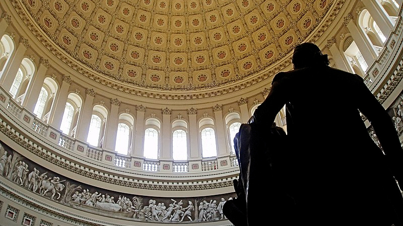 Статую Джорджа Вашингтона на фоне ротонды Капитолия