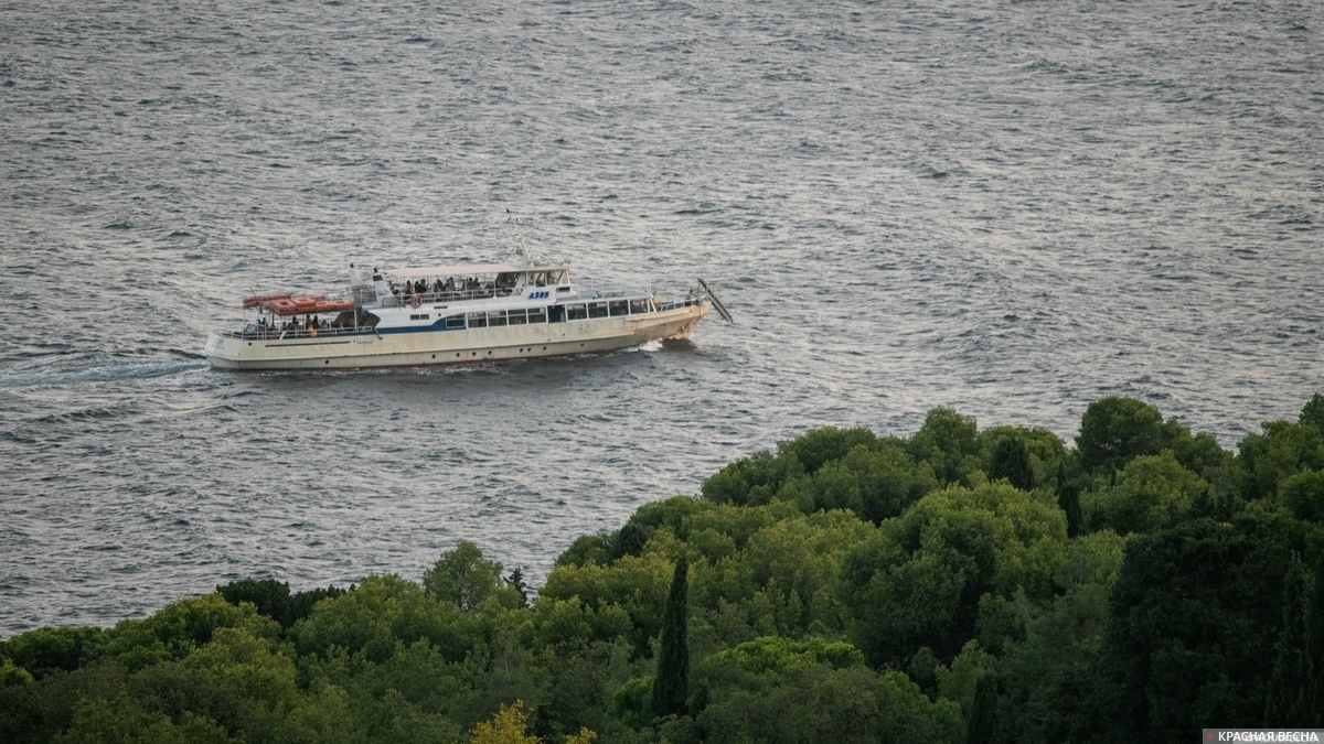 Теплоход на Черном море. Крым