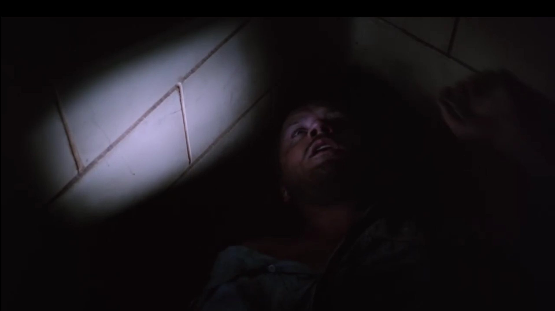 Заключенный на полу тюремной камеры