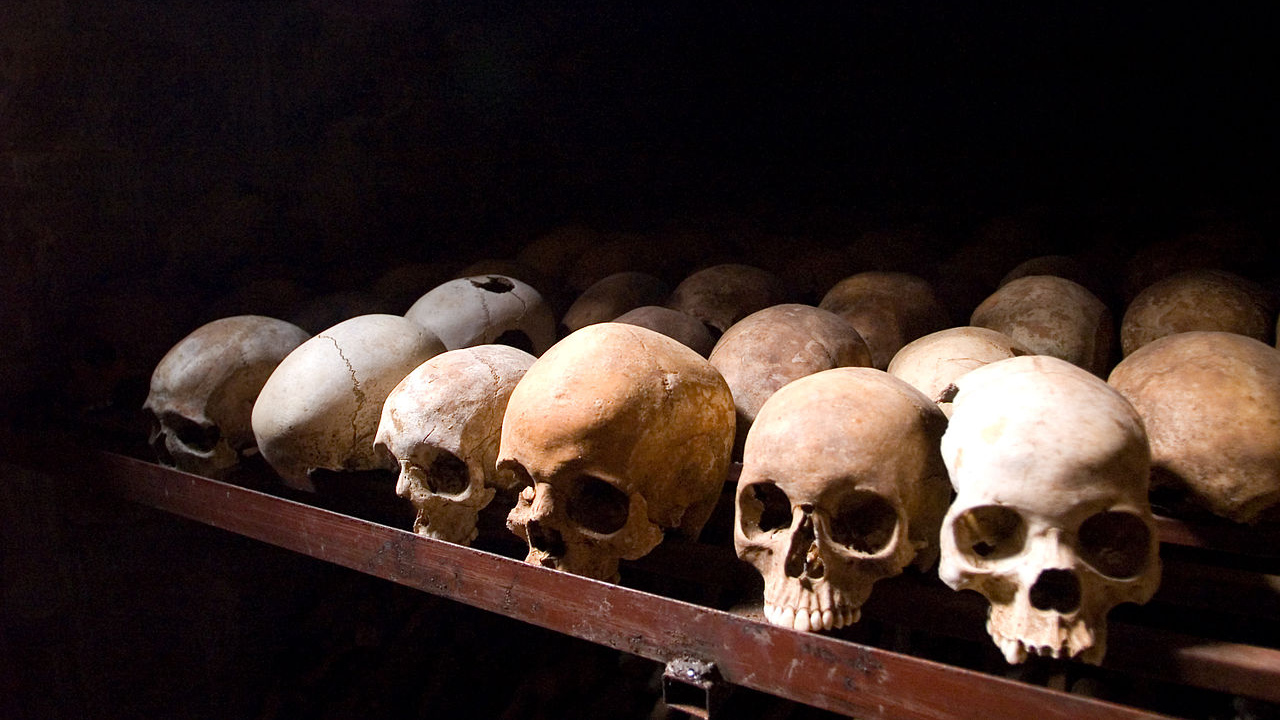 Человеческие черепа в мемориальном центре геноцида в городе Ньямата. Руанда