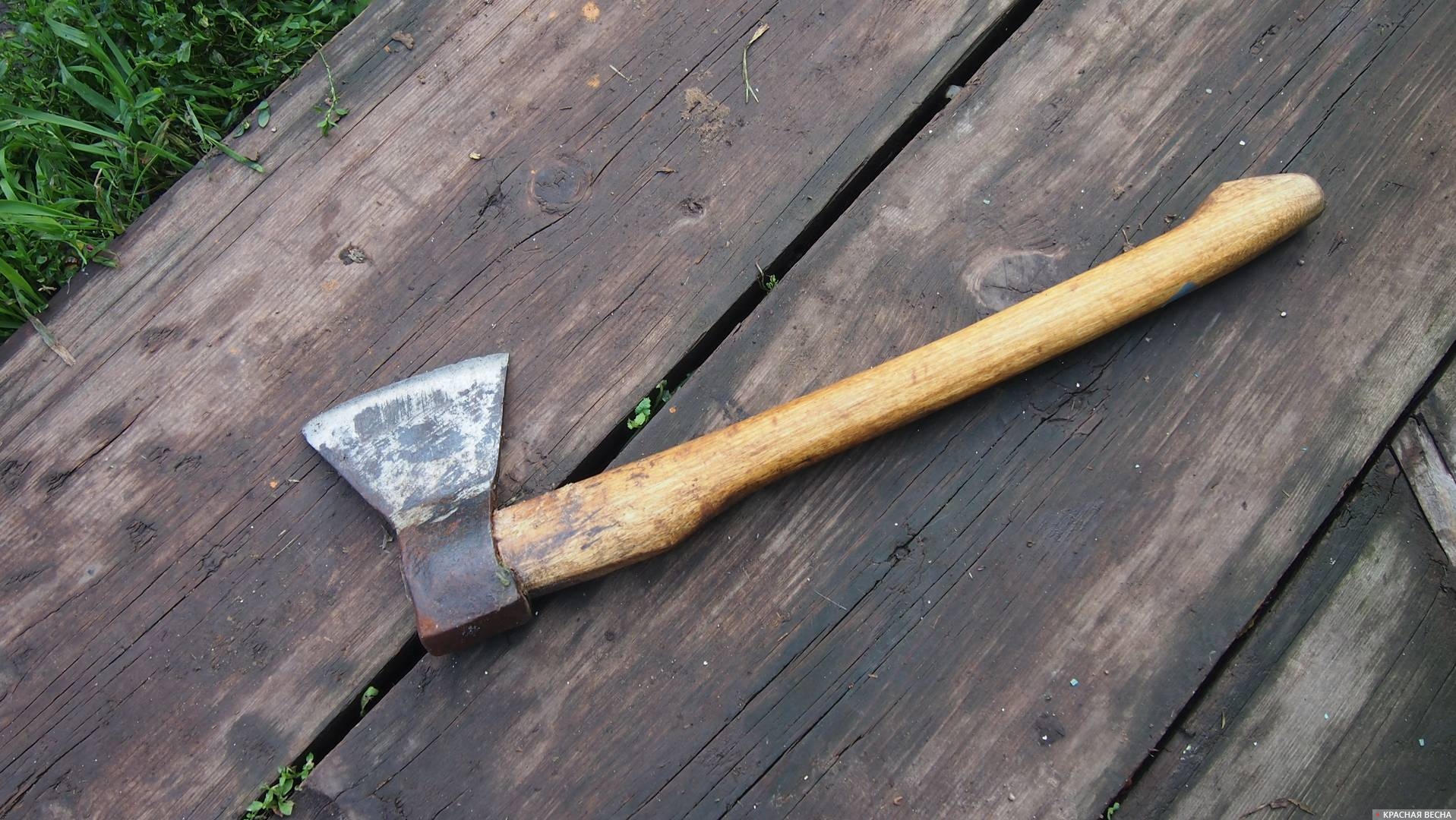 Топор (архивная фотография)