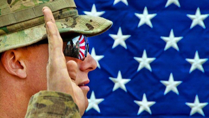 Американский солдат на фоне флага