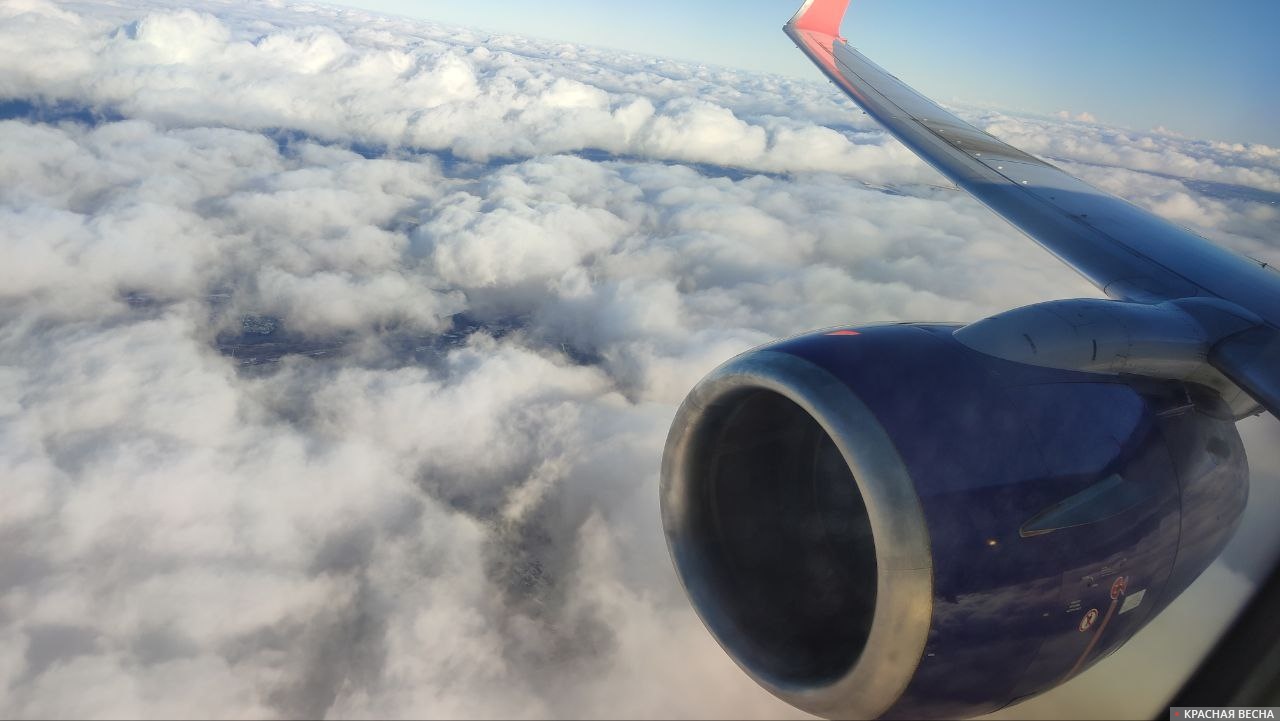 Самолёт над облаками
