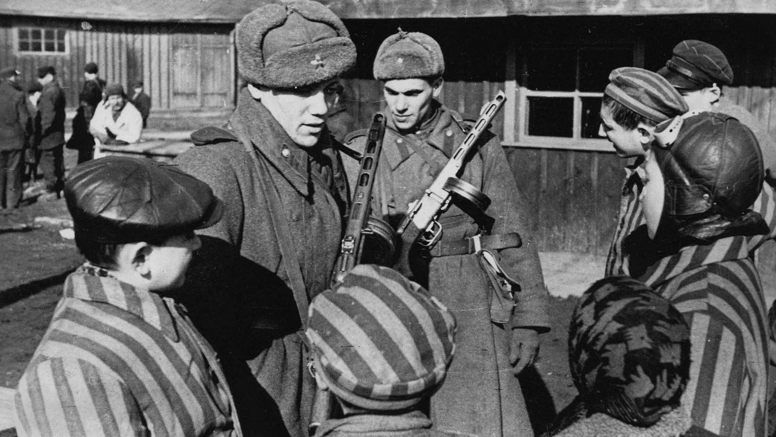Советские солдаты общаются с детьми, освобождёнными из концлагеря. 1945
