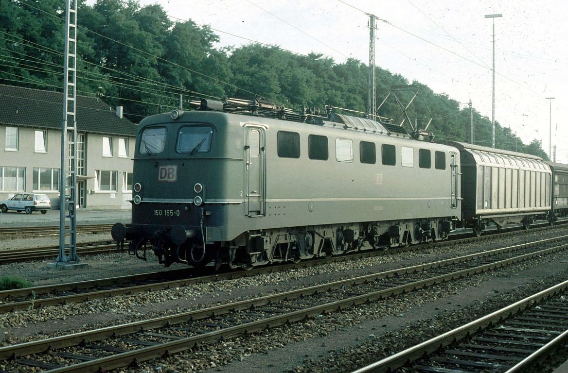 Грузовой поезд, буксируемый электровозом DB 150 155