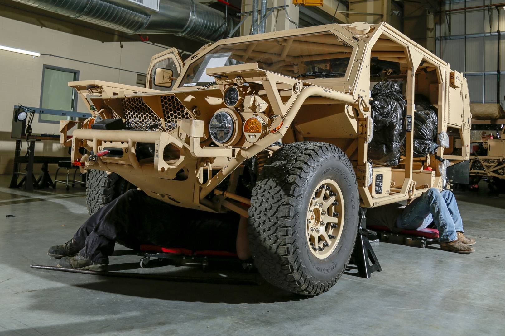 Армейские механики при помощи представителей завода Flyer Defense изучают аспекты технического обслуживания и ремонта наземной мобильной машины специальных операций