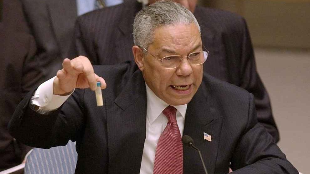 Бывший государственный секретарь США Колин Пауэлл убеждает совбез ООН в необходимости вторжения в Ирак в 2003 году