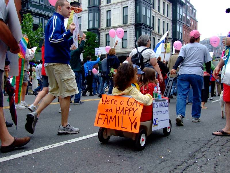 Гей-парад с детьми, воспитывающимися в ЛГБТ-семьях