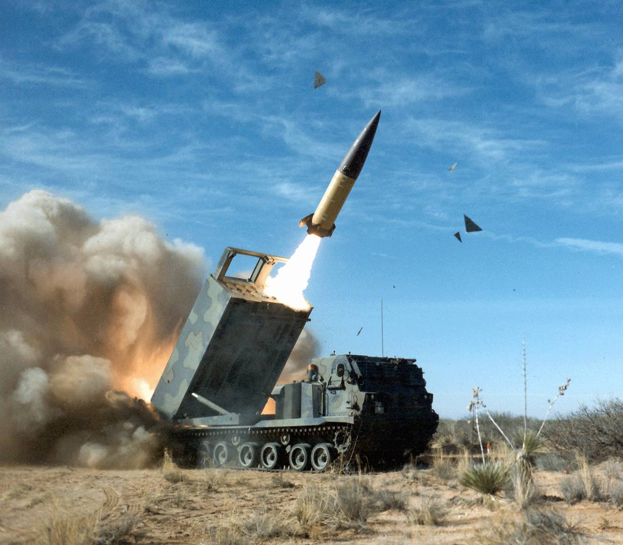 Пуск ракеты ATACMS из пусковой установки M270 MLRS