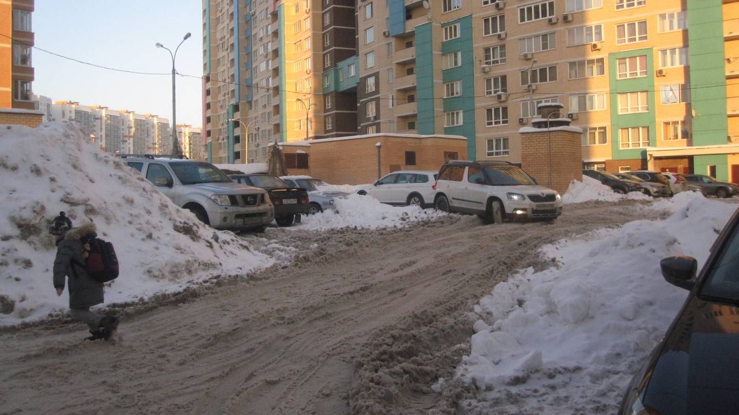 Завалы снега во дворе по улице Комарова. Мытищи.