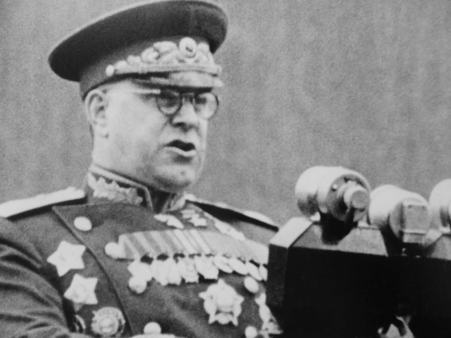 Маршал Советского Союза Г. К. Жуков выступает с речью на Параде Победы