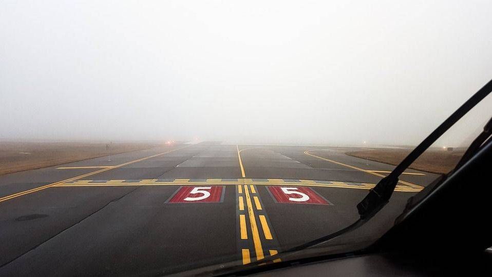 аэропорт, взлетно посадочная полоса, туман