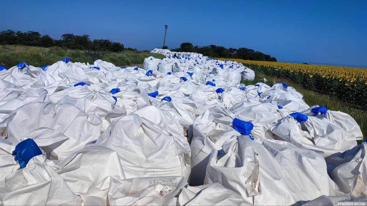 Удобрения в мешках в поле