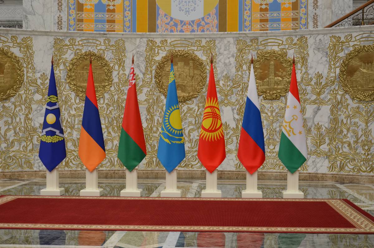 Флаги ОДКБ и стран-участниц договора