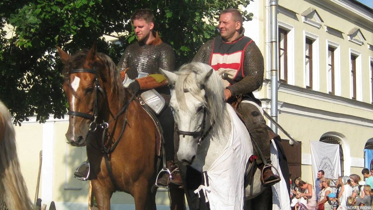 Исторические реконструкторы перед состязанием. Усть-Ижора. 27.07.2019