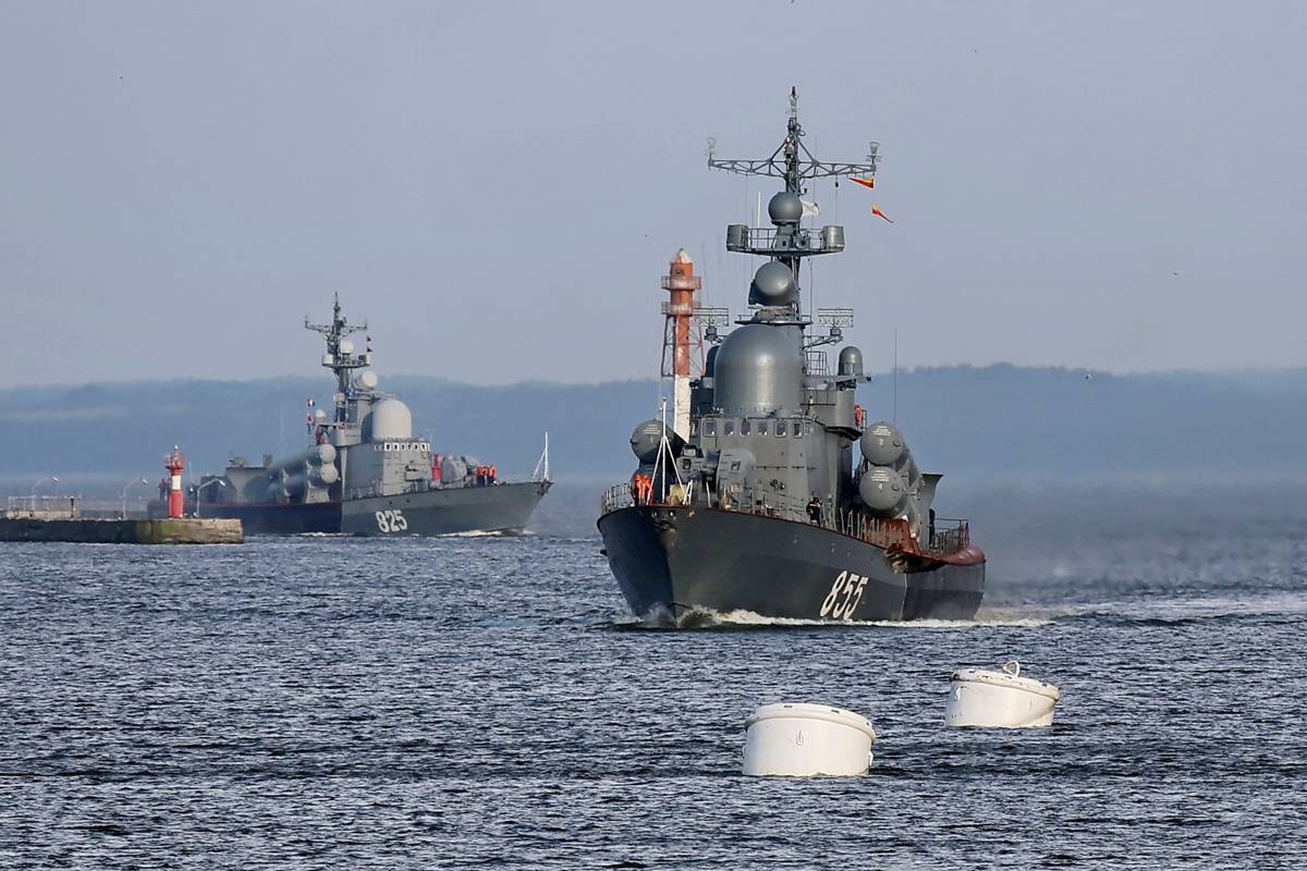 Экипажи кораблей Балтийского флота отработали задачи по отражению воздушных атак условного противника и нанесению ударов по морской цели