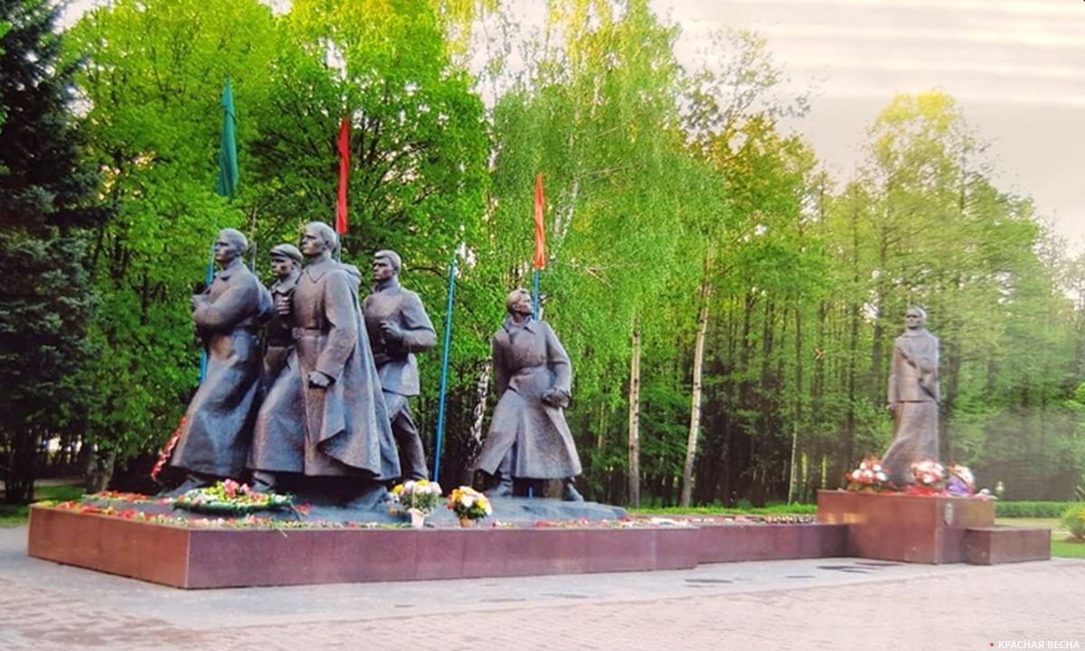 Памятник Матери-патриотке в Жодино (Республика Беларусь) у дороги Брест — Москва