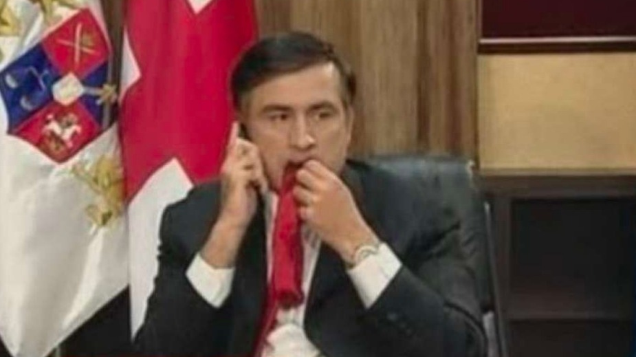 Михаил Саакашвили ест галстук в прямом эфире во время отступления грузинской армии из Южной Осетии