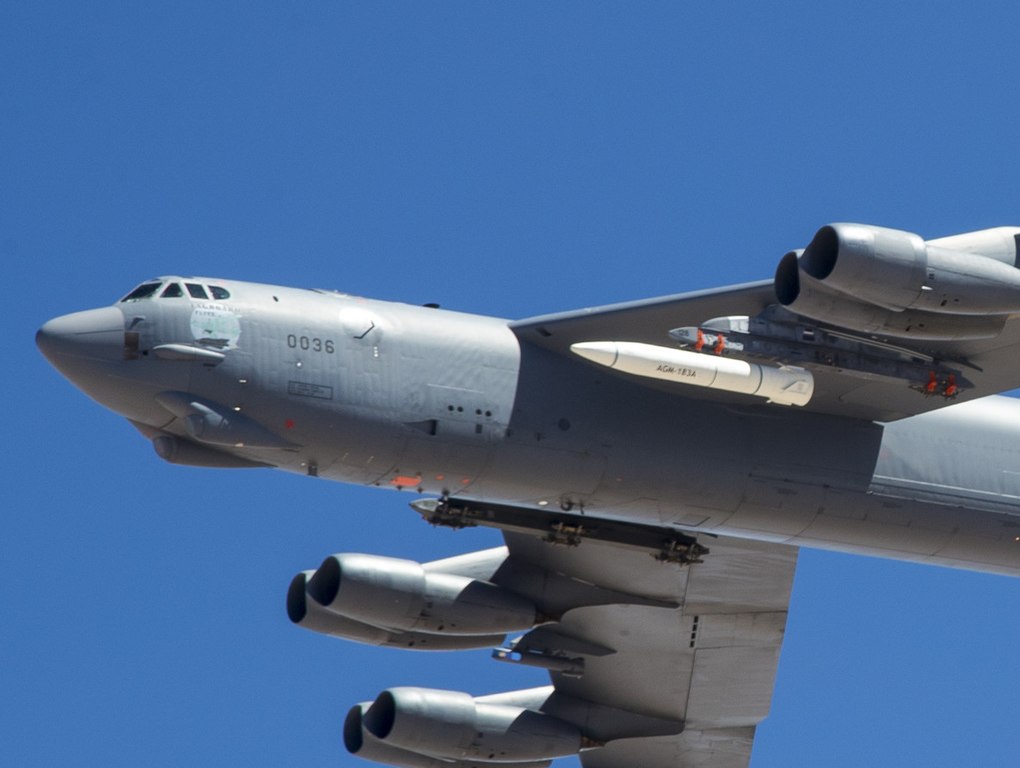 Бомбардировщик B-52 с прототипом ракеты AGM-183A на испытаниях в июне 2019 года