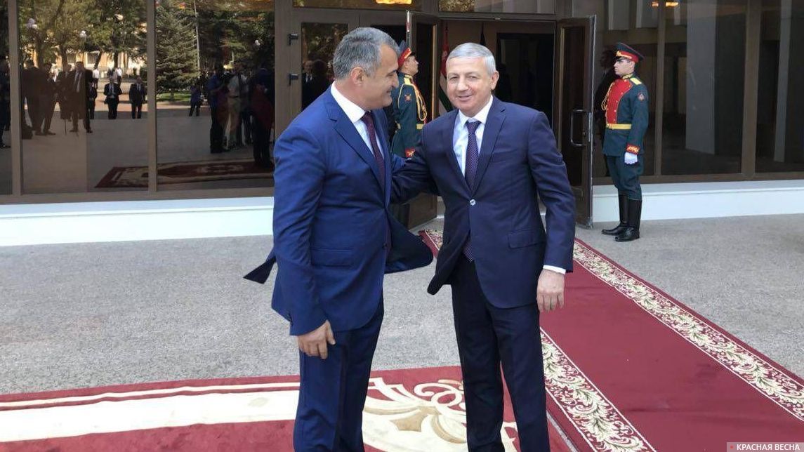 Президент РЮО Анатолий Бибилов приветствует главу Северной Осетии Вячеслава Битарова