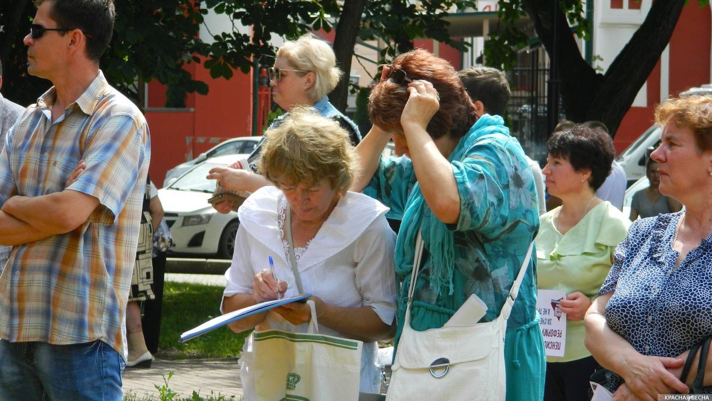 Сбор подписей на митинге КПРФ против пенсионной реформы. Калуга. 28.07.2018