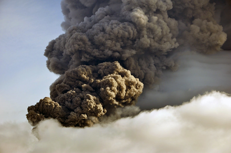 Облако пепла от вулкана Эйяфьятлайокудль. Исландия, 2010 г.