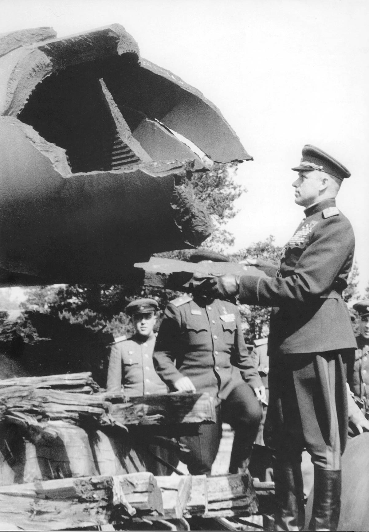 Командующий войсками 2-го Белорусского фронта Маршал Советского Союза К.К. Рокоссовский рассматривает трофеи. Германия, 1945 г.