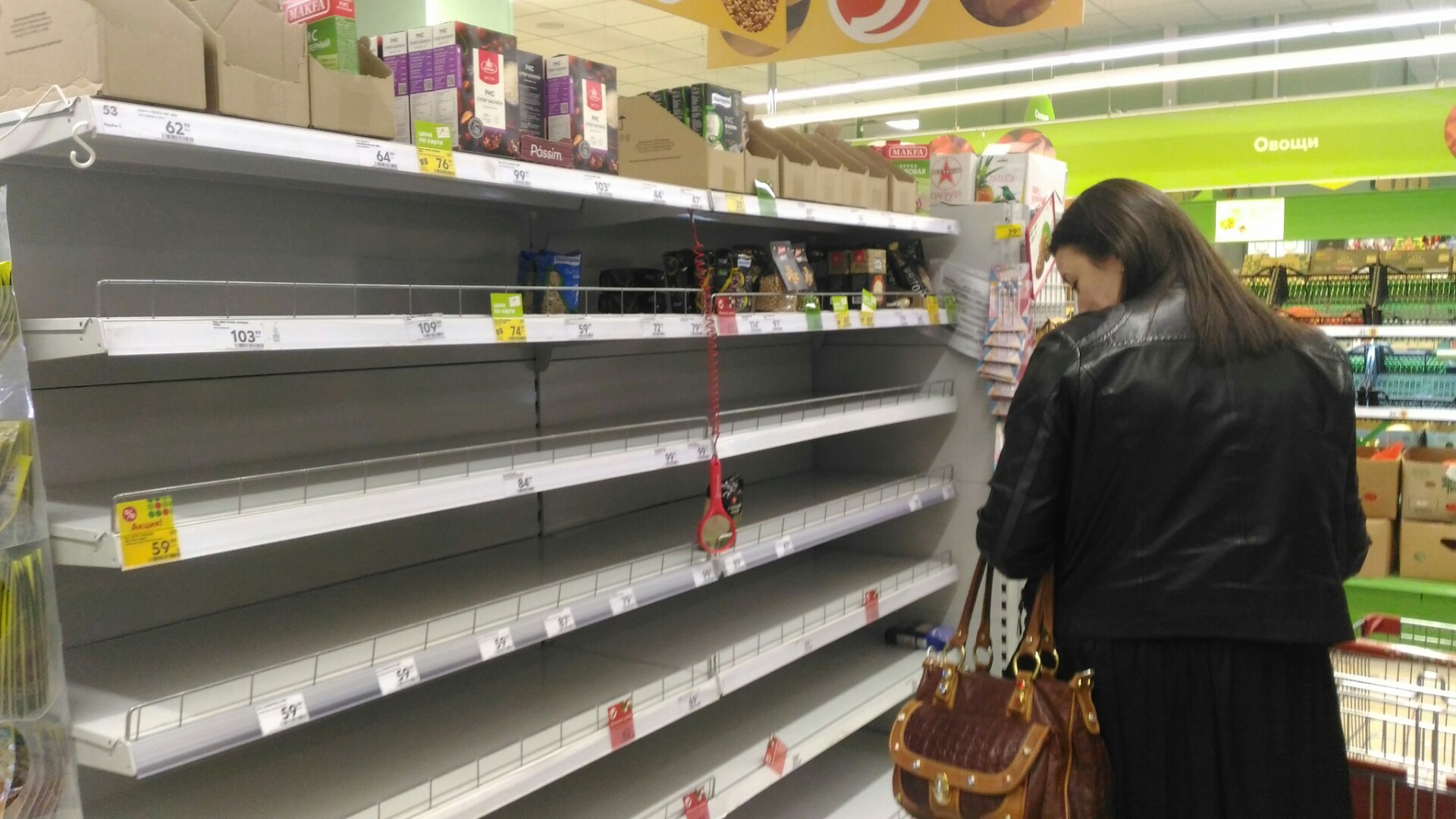 Пустые полки в магазинах Киева