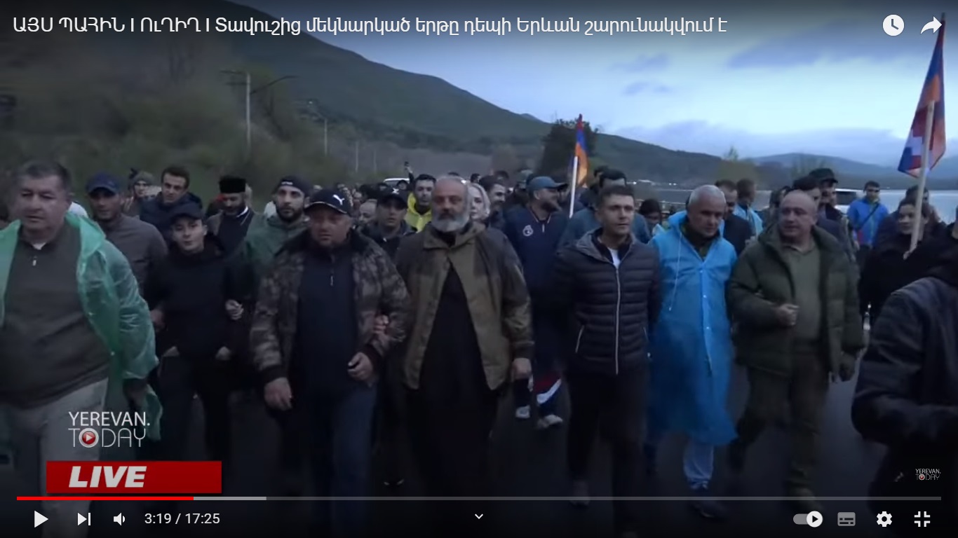 Предстоятель Тавушской епархии ААЦ архиепископ Баграт Србазан ведет шествие из Тавуша в Ереван
