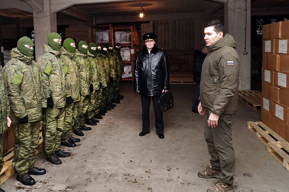 Губернатор Калининградской области Антон Алиханов передал в воинские части региона первые партии осенне-зимнего обмундирования, купленного за счет областного бюджета