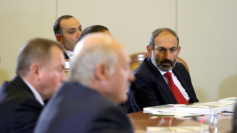 Премьер-министр Республики Армения Никол Пашинян (справа)
