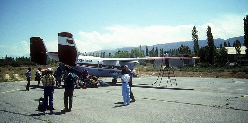 Самолет Ан-28 авиакомпании «Антонов» в аэропорту Исфаны имени Исхака Раззакова в 1990 году