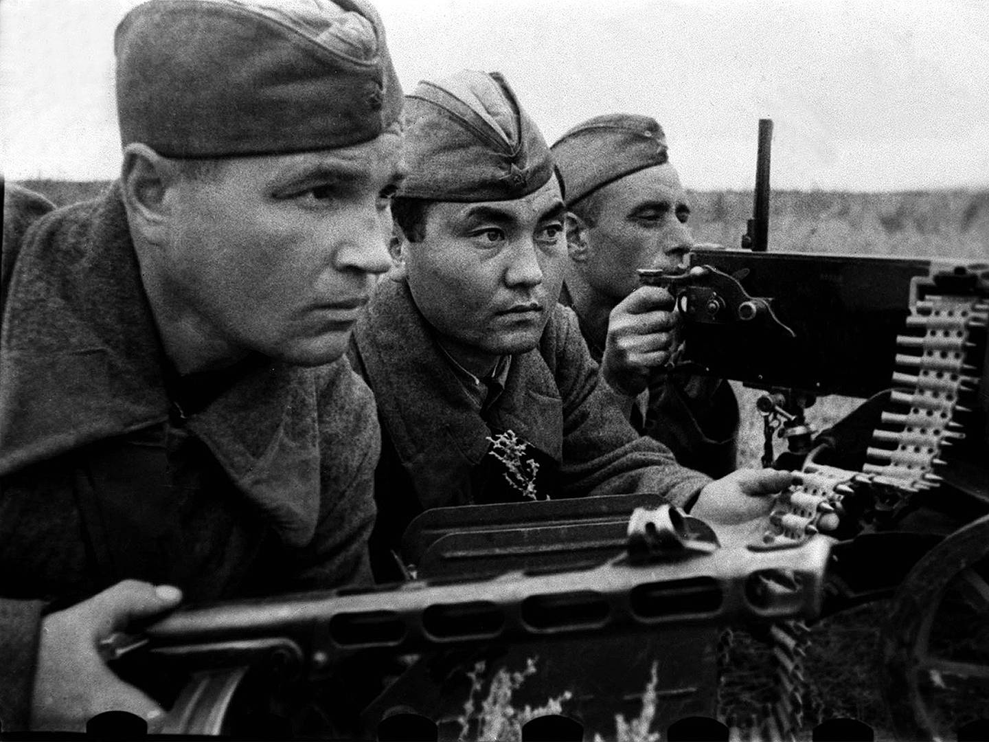 Пулеметный расчет 252-й стрелковой дивизии в бою под Сталинградом. 1942