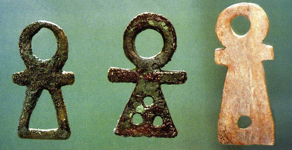 Подвески в виде знака богини Танит, найденные в Ашкелоне, Израиль