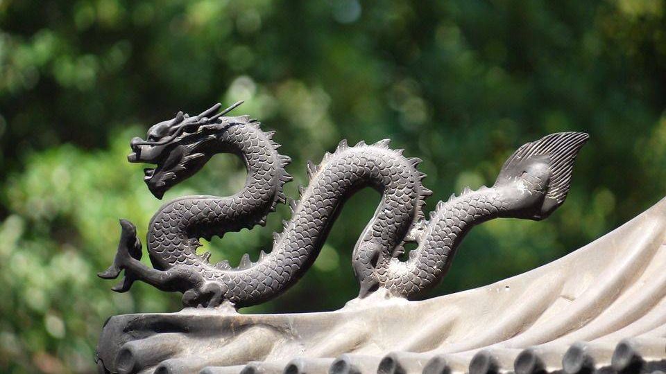Статуя дракона. Китай