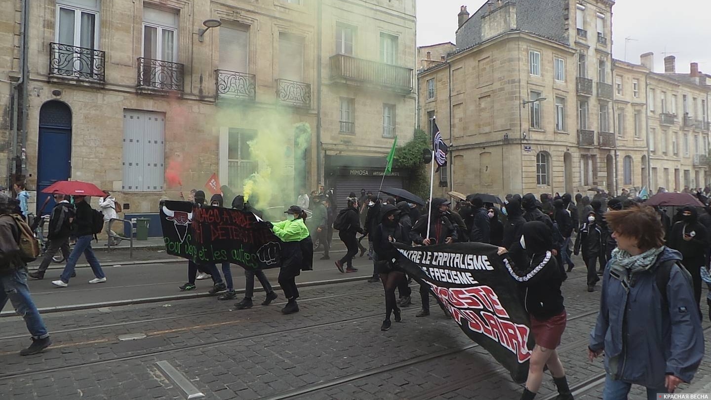 Первомайское шествие во Франции, в колонне проходят активисты радикального движения black bloc. 1 мая 2023 года.