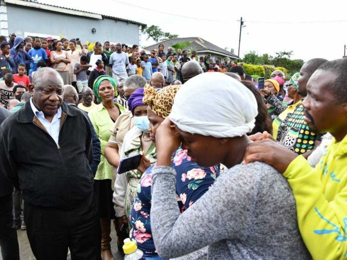 Президент ЮАР Сирил Рамафоса посетил пострадавшую от наводнения провинцию